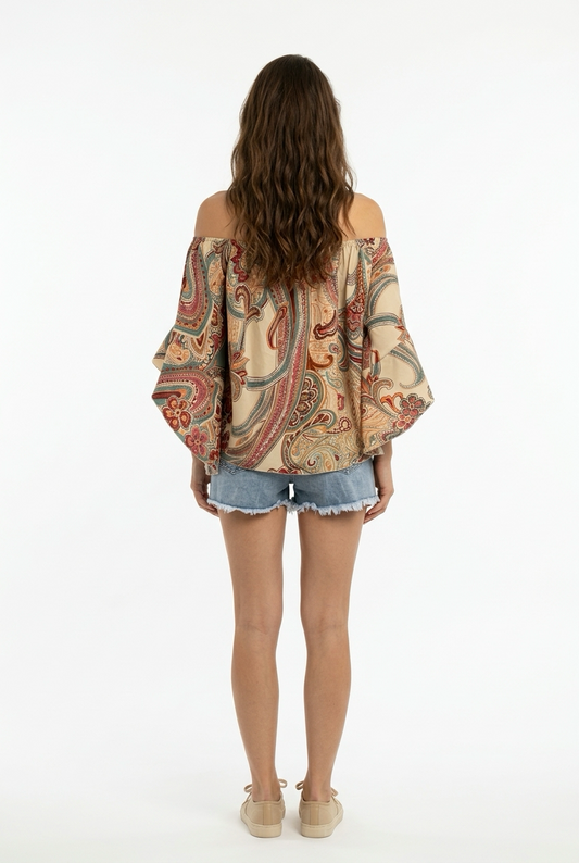 Blusa con estampado de paisley de hombros descubiertos