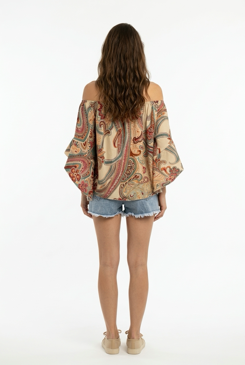 Blusa con estampado de paisley de hombros descubiertos