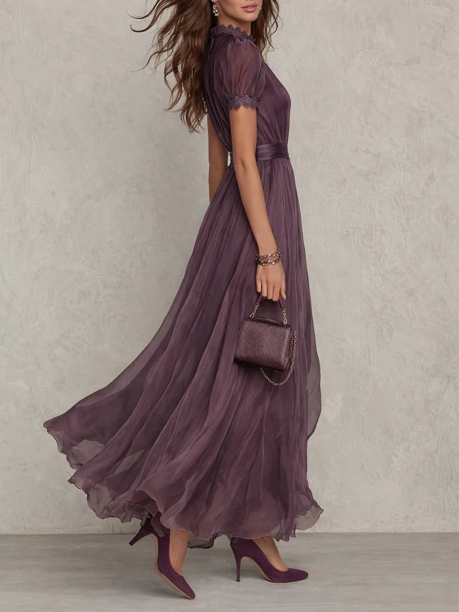 Flavia - Elegante Vestido Largo Morado con Escote en Gota y Borde de Encaje de Chifón