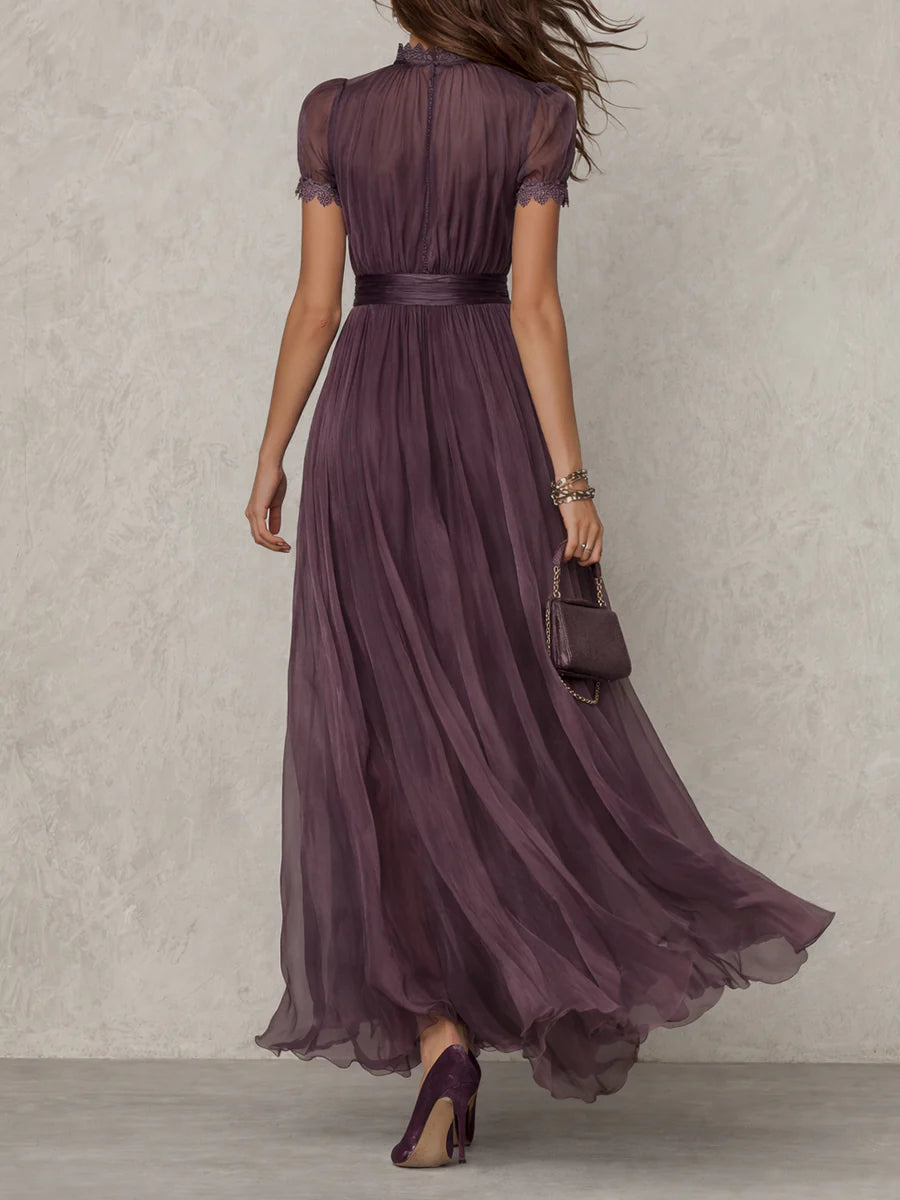 Flavia - Elegante Vestido Largo Morado con Escote en Gota y Borde de Encaje de Chifón