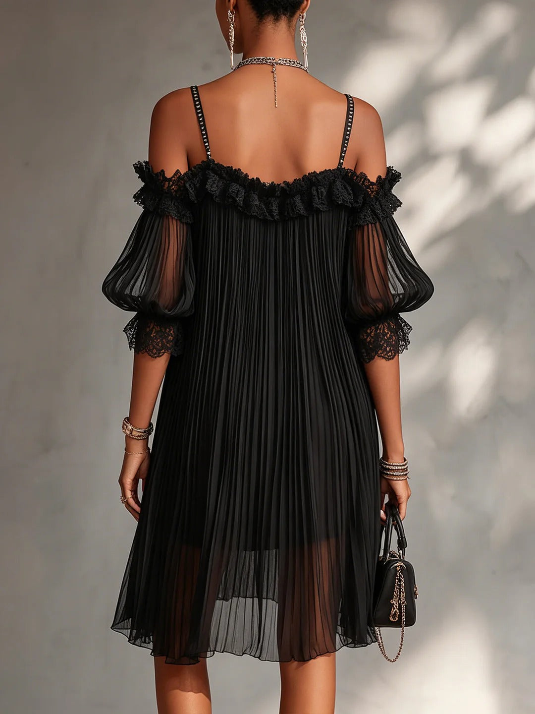 VICTORIA | VESTIDO MINI NEGRO DE GASA CON HOMBROS DESCUBIERTOS Y RIBETE DE ENCAJE